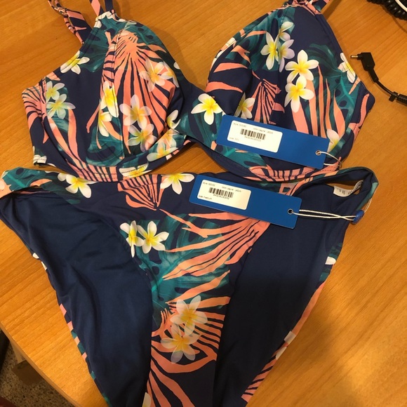 Birdsong Bikinig: top 32G, bottoms medium - Picture 4 of 4